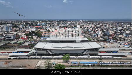 (240305) -- LAGOS, 5 marzo 2024 (Xinhua) -- una foto aerea scattata il 2 marzo 2024 mostra una vista della stazione ferroviaria Mobolaji Johnson della ferrovia Lagos-Ibadan a Lagos, Nigeria. Costruita dalla China Civil Engineering Construction Corporation (CCECC), la ferrovia Lagos-Ibadan collega il centro economico nigeriano Lagos e la città industriale sud-occidentale Ibadan. Aperto ufficialmente al traffico nel giugno 2021 con una linea principale lunga circa 157 chilometri e una diramazione lunga circa 7 chilometri, adotta i moderni standard ferroviari e ha una velocità progettata di 150 chilometri all'ora. La ferrovia Foto Stock