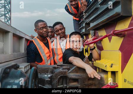 (240305) -- LAGOS, 5 marzo 2024 (Xinhua) -- Un impiegato cinese della ferrovia Lagos-Ibadan incarica i tirocinanti locali a Lagos, Nigeria, il 27 febbraio 2024. Costruita dalla China Civil Engineering Construction Corporation (CCECC), la ferrovia Lagos-Ibadan collega il centro economico nigeriano Lagos e la città industriale sud-occidentale Ibadan. Aperto ufficialmente al traffico nel giugno 2021 con una linea principale lunga circa 157 chilometri e una diramazione lunga circa 7 chilometri, adotta i moderni standard ferroviari e ha una velocità progettata di 150 chilometri all'ora. La ferrovia fornisce il più popoloso d'Africa c Foto Stock