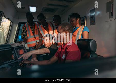 (240305) -- LAGOS, 5 marzo 2024 (Xinhua) -- Un impiegato cinese della ferrovia Lagos-Ibadan incarica i tirocinanti locali a Lagos, Nigeria, il 27 febbraio 2024. Costruita dalla China Civil Engineering Construction Corporation (CCECC), la ferrovia Lagos-Ibadan collega il centro economico nigeriano Lagos e la città industriale sud-occidentale Ibadan. Aperto ufficialmente al traffico nel giugno 2021 con una linea principale lunga circa 157 chilometri e una diramazione lunga circa 7 chilometri, adotta i moderni standard ferroviari e ha una velocità progettata di 150 chilometri all'ora. La ferrovia fornisce il più popoloso d'Africa c Foto Stock