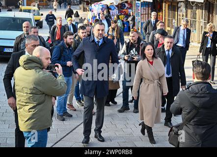 Sarajevo, Bosnia Erzegovina. 5 marzo 2024. Il ministro degli Esteri federale Annalena Baerbock (Alleanza 90/Verdi) e Elmedin Konakovic, ministro degli Esteri della Bosnia-Erzegovina, attraversano la città vecchia di Sarajevo e sono accompagnati da numerosi rappresentanti dei media. Credito: Soeren Stache/dpa/Alamy Live News Foto Stock