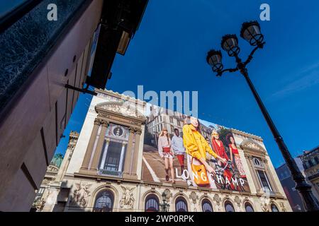 Cartellone pubblicitario per Longchamp che copre le impalcature dei lavori di restauro sulla facciata principale del Teatro dell'Opera di Parigi (Palais Garnier) Foto Stock