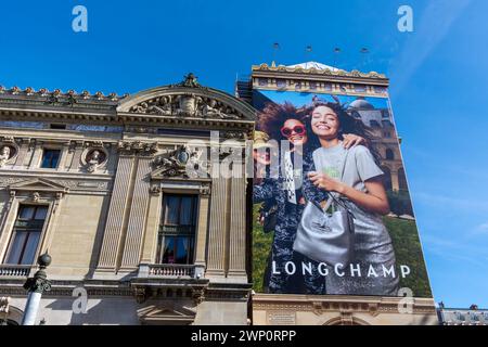 Cartellone pubblicitario per Longchamp che copre le impalcature dei lavori di restauro sulla facciata laterale del Teatro dell'Opera di Parigi (Palais Garnier) Foto Stock