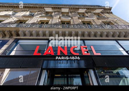 Facciata della principale boutique Lancel situata in Place de l'Opéra a Parigi. Lancel è un'azienda francese di pelletteria fondata a Parigi nel 1876 Foto Stock