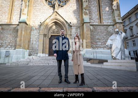 Sarajevo, Bosnia Erzegovina. 5 marzo 2024. Il ministro degli Esteri federale Annalena Baerbock (Alleanza 90/Verdi) e Elmedin Konakovic, ministro degli Esteri della Bosnia-Erzegovina, attraversano la città vecchia di Sarajevo e si trovano di fronte alla cattedrale di Srca Isusova. Credito: Soeren Stache/dpa/Alamy Live News Foto Stock