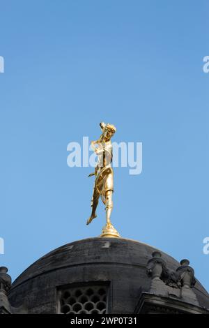 Regno Unito, Londra, la statua dell'oro, Bank of England, Threadneedle Street, Ariel di Shakespeare. Lo spirito dell'aria dalla "Tempest" all'angolo di tivoli. Foto Stock