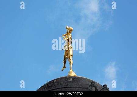 Regno Unito, Londra, la statua dell'oro, Bank of England, Threadneedle Street, Ariel di Shakespeare. Lo spirito dell'aria dalla "Tempest" all'angolo di tivoli. Foto Stock