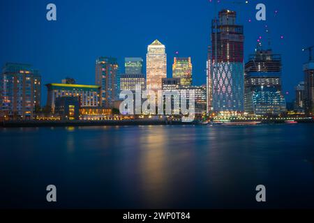 Lunga esposizione, Canary Wharf con un nuovo sviluppo a Londra di notte Foto Stock