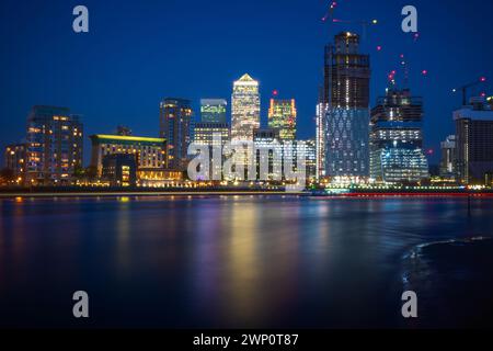 Lunga esposizione, Canary Wharf con un nuovo sviluppo a Londra di notte Foto Stock