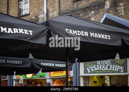 Londra, Regno Unito - 12 settembre 2023 - segni del mercato di Camden Foto Stock