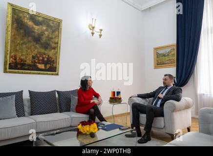 Sarajevo, Bosnia Erzegovina. 5 marzo 2024. Il ministro degli Esteri federale Annalena Baerbock (Alleanza 90/Verdi, l) e Elmedin Konakovic, ministro degli Esteri della Bosnia-Erzegovina, parlano nell'ufficio del ministro. Credito: Soeren Stache/dpa/Alamy Live News Foto Stock