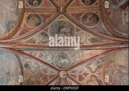 Tempura policroma dell'Apocalisse di San Giovanni, con Dio, circondata dai simboli dei quattro evangelisti, Cappella di Sant'Antonino Foto Stock