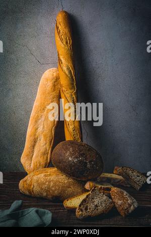 Diversi tipi di pane tutti insieme in un'atmosfera soffusa Foto Stock