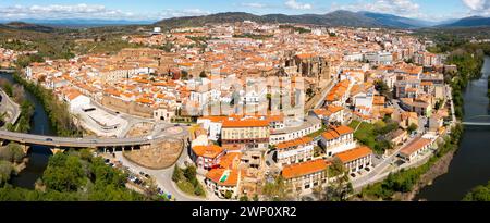 Vista del paesaggio urbano di Plasencia con la cattedrale cattolica sul fiume Jerte Foto Stock