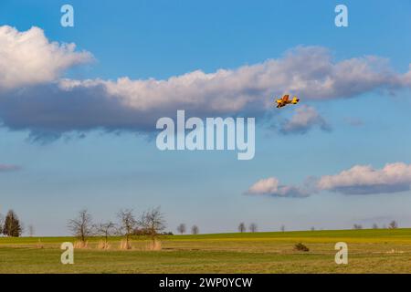 Un aeroplano applica sostanze chimiche a un campo. Aviazione agricola. Foto Stock