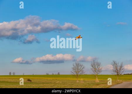 Un aeroplano applica sostanze chimiche a un campo. Aviazione agricola. Foto Stock