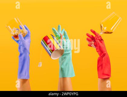 3 mani con guanti colorati in gomma che portano occhiali diversi e una tazza Foto Stock