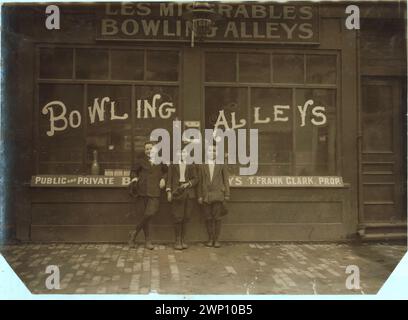 Pin Boys in Les Miserables Alley ... Ubicazione: Lowell, Massachusetts. Ottobre 1911 Foto Stock