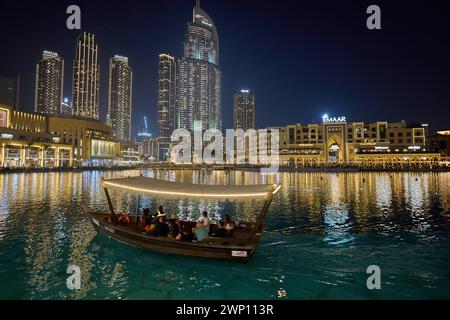 Touristen fahren in einem Boot vor der Wolkenkratzerkulisse am Lake Burj Khalifa. Dubai *** i turisti viaggiano in barca di fronte al grattacielo sullo sfondo del lago Burj Khalifa Dubai DSC03860.jpg Foto Stock