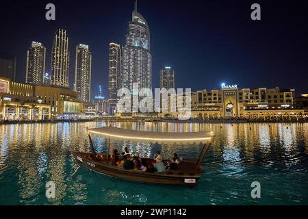 Touristen fahren in einem Boot vor der Wolkenkratzerkulisse am Lake Burj Khalifa. Dubai *** i turisti viaggiano in barca di fronte al grattacielo sullo sfondo del lago Burj Khalifa Dubai DSC03858.jpg Foto Stock