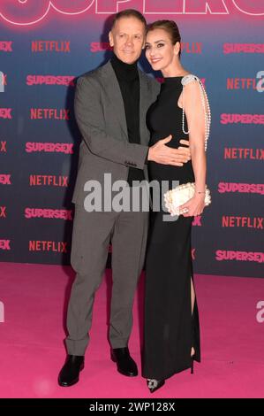 Rocco Siffredi mit Ehefrau Rosa Caracciolo bei der Premiere des Netflix-miniserie Supersex im Salone delle Fontane. ROM, 04.03.2024 *** Rocco Siffredi con la moglie Rosa Caracciolo alla prima della miniserie Netflix Supersex al Salone delle Fontane Roma, 04 03 2024 foto:XA.XM.xTinghinox/xFuturexImagex supersex 4431 Foto Stock