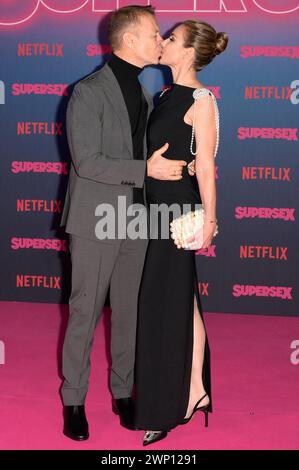 Rocco Siffredi mit Ehefrau Rosa Caracciolo bei der Premiere des Netflix-miniserie Supersex im Salone delle Fontane. ROM, 04.03.2024 *** Rocco Siffredi con la moglie Rosa Caracciolo alla prima della miniserie Netflix Supersex al Salone delle Fontane Roma, 04 03 2024 foto:XA.XM.xTinghinox/xFuturexImagex supersex 4434 Foto Stock