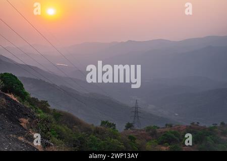 Vista panoramica della catena montuosa dei Ghati occidentali al tramonto a Maharashtra, India. I Ghati occidentali corrono parallelamente alla costa occidentale dell'India. L'Occidente Foto Stock