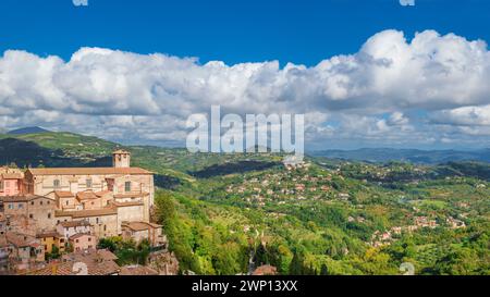 Centro storico medievale di Perugia con la Chiesa di Sant'Agostino e la splendida campagna umbra Foto Stock