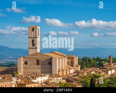 L'antico skyline di Perugia con la Basilica medievale di San Domenico e la campagna umbra sullo sfondo Foto Stock