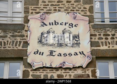 Un cartello fuori dall'Auberge nel centro di Lassay Les Chateaux, Normandia, Francia, Europa Foto Stock