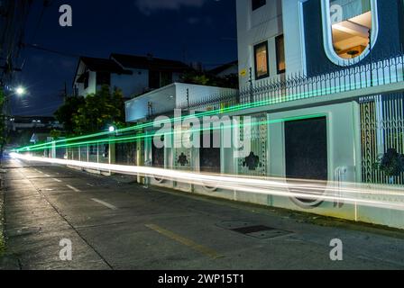 auto in movimento veloce per strada di notte Foto Stock