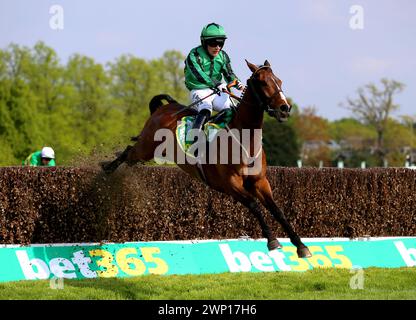 La foto del file datata 23-04-2022 di Hewick cavalcata dal fantino Jordan Gainford fa un salto sulla strada per vincere la Coppa d'oro bet365. Jordan Gainford si riunirà con Hewick nella Boodles Cheltenham Gold Cup della prossima settimana. Il giovane pilota è il compagno regolare del bambino di nove anni, guidandolo a una tripletta di vittorie di grande gara nel 2022 mentre atterrava la bet365 Gold Cup, la Galway Plate e l'American Grand National. Data di pubblicazione: Martedì 5 marzo 2024. Foto Stock