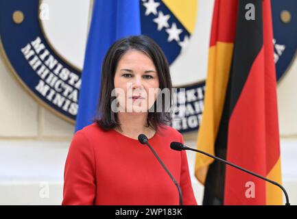 Sarajevo, Bosnia Erzegovina. 5 marzo 2024. Il ministro degli Esteri federale Annalena Baerbock (Alleanza 90/i Verdi) interviene durante una conferenza stampa congiunta con il ministro degli Esteri della Bosnia-Erzegovina, Elmedin Konakovic. Credito: Soeren Stache/dpa/Alamy Live News Foto Stock