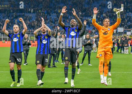 Milano, Italia. 4 marzo 2024. I giocatori dell'Inter celebrano la vittoria dopo la partita di serie A tra Inter e Genova al Giuseppe Meazza di Milano. (Foto: Gonzales Photo - Tommaso Fimiano). Foto Stock