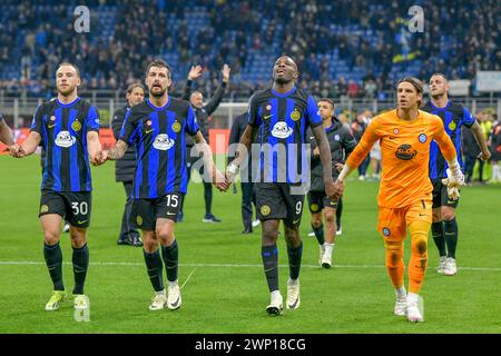 Milano, Italia. 4 marzo 2024. I giocatori dell'Inter celebrano la vittoria dopo la partita di serie A tra Inter e Genova al Giuseppe Meazza di Milano. (Foto: Gonzales Photo - Tommaso Fimiano). Foto Stock