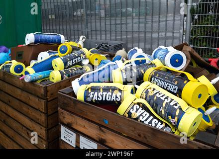 Raccolta di cartucce di protossido di azoto, gas ridendo, in una stazione di rifiuti municipali a Rotterdam Olanda. fotografia vvbvanbree Foto Stock