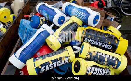 Raccolta di cartucce di protossido di azoto, gas ridendo, in una stazione di rifiuti municipali a Rotterdam Olanda. fotografia vvbvanbree Foto Stock