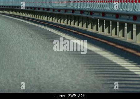 Barriere di sicurezza sull'autostrada. Barriera di sicurezza in acciaio anodizzato. Miglioramento della sicurezza stradale. Foto Stock