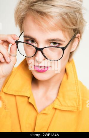 Moda per gli occhi. Aggiungi accessorio smart. Ragazza alla moda con occhiali. Vista e salute degli occhi. Buona visione. Obiettivo di alta qualità. Occhiali alla moda Foto Stock