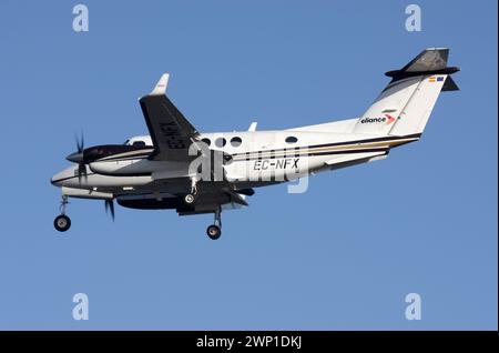 Un Beechcraft B200 King Air of Eliance in avvicinamento all'aeroporto di Lanzarote Arrecife Foto Stock