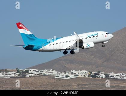 Un Boeing 737-700 di Luxair parte dall'aeroporto di Lanzarote Arrecife alle Isole Canarie Foto Stock