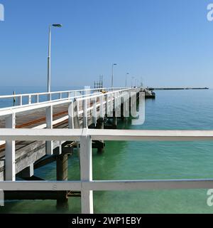 Con i suoi 1.841 metri (6.040 piedi), si dice che il molo di Busselton sia la struttura in legno più lunga dell'emisfero meridionale Foto Stock