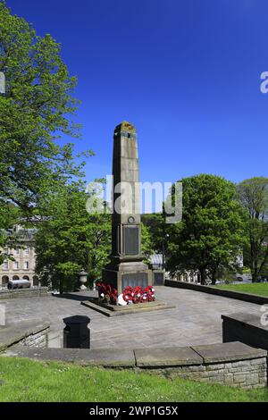 War Memorial nei giardini delle piste, città termale di Buxton, Peak District National Park, Derbyshire, Inghilterra, Regno Unito Foto Stock