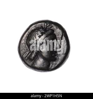 Moneta marrone di Pantikapaion, fine i secolo a.C., raffigurante la testa di Apollo, le armi, la faretra, gli archi, e armatura, parte della collezione Ignacy Terlecki, regione del Mar Nero settentrionale. Foto Stock