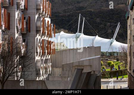 Dettaglio delle finestre del Parlamento scozzese con Dynamic Earth sullo sfondo Foto Stock