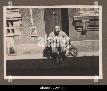 Fotografia di August Zamoyski con due cani sulle scale della sua casa su ul. Broca, ripresa nel 1936, dall'album dell'artista, mostra l'artista e gli animali domestici in un ambiente domestico. Foto Stock