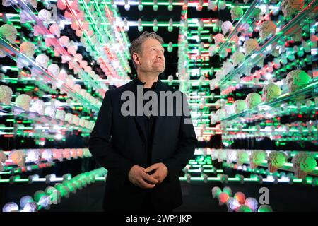 L'artista Nathan Sawaya guarda gli sculls Lego durante l'anteprima della mostra Art of the Brick Lego alla Boiler House nella zona est di Londra. Data foto: Martedì 5 marzo 2024. Foto Stock