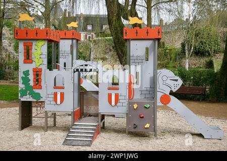 Vista ravvicinata di un castello di gioco per bambini, a Lassay-Les-Chateaux in Normandia, Francia, Europa Foto Stock