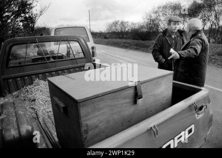L'ispettore RSPCA Peter Anderson ferma un allevatore di cuccioli con una scatola per il trasporto di cani sul retro del suo furgone. Non ci sono fori d'aria. Allevamento di cuccioli Galles 1980s 1989.. HOMER SYKES Foto Stock