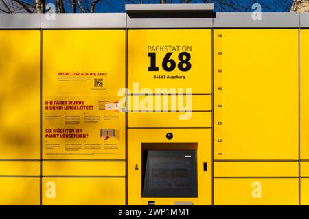 Augusta, Baviera, Germania - 25 febbraio 2024: DHL Packstation per la ricezione e l'invio di pacchi e pacchi *** DHL Packstation zum empfangen und versenden von Paketen und Päkchen Foto Stock