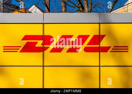 Augusta, Baviera, Germania - 25 febbraio 2024: DHL Packstation per la ricezione e l'invio di pacchi e pacchi *** DHL Packstation zum empfangen und versenden von Paketen und Päkchen Foto Stock